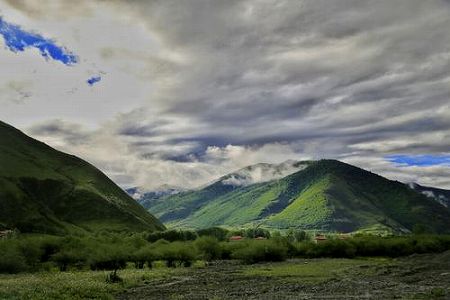 z9e11a9b3fd0bc52d1455eda6ffcc8d2b 冬牧場への移動始める川西北高原の牧畜民たち　四川省