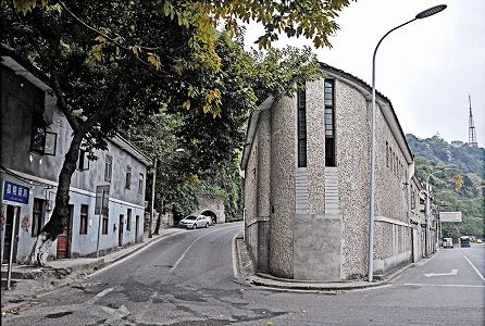 z92d5975924fd688a81171182b0f4f42f 重慶市で築100年の建物がカフェに変身　すれすれに電車が走る