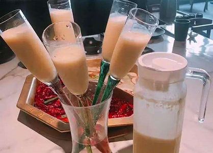 zb53cf98c883a7122db42a93ded0407e0 甘い？それとも辛い？重慶市に登場した「火鍋ミルクティー」