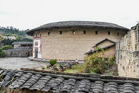 福建省、客家の土楼にランタンが飾られ春節のお祝いムード高まる z2470f2dc3ae5a4dc5e494192ba3d1ab3 福建省、客家の土楼にランタンが飾られ春節のお祝いムード高まる