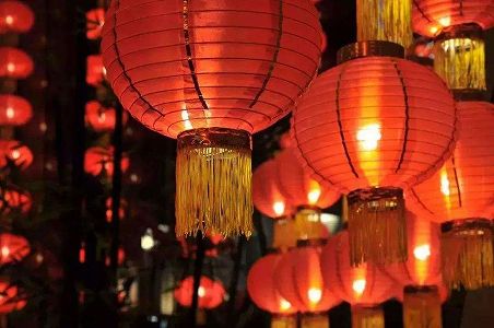 z6d106050f988d060b06827d86fd3e97f 「小年」にまつわるイラストを描いた防護服で検査に励む医療従事者