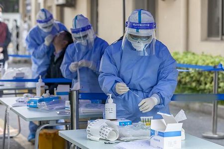 z39aa3872abf32ae3da2e59323e64233f PCR検体採取作業を終えた29歳コミュニティ医師の手はしわくちゃに