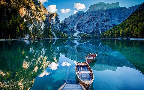 z1818cd0b3af9dec9babf41bf87085493 医療従事者の防護服にイラスト描いてエールを送る美術教師　河北省