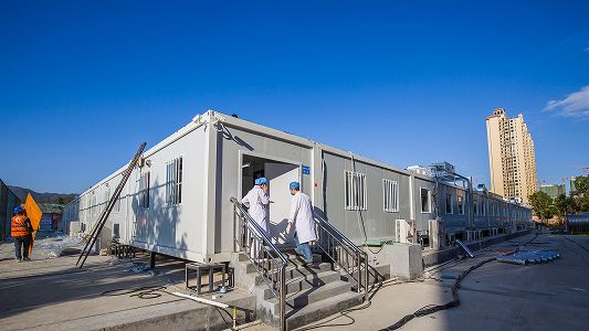 医療従事者が上海市新型コロナ臨時医療施設で子供の宿題を指導 z33a70666542830e44e785531f48a3049 医療従事者が上海市新型コロナ臨時医療施設で子供の宿題を指導