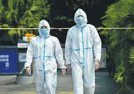 za1adbc98f62efd34e9886b35982a7e1e まるでキャンバス？白い防護服に描かれたさまざまなイラスト　福建省