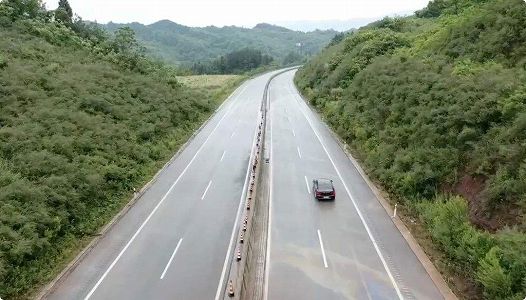 z1c5feefb31e87f804abf4abb191f71ba 張南高速道路敷設工事、全線開通に向けラストスパート　湖北省恩施県