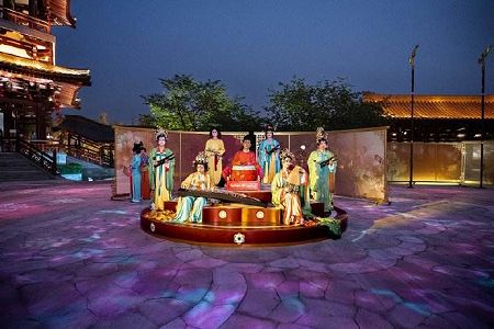 z920cc99fada5e9867aa1d0fbb1a9f4e8 「大唐仕女」と共に長安を楽しむ観光客　陝西省西安市