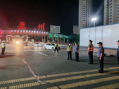 zd82379d622a16d3fa3169eabdc99b4d9 列車も「全自動洗浄」サービスを受けられる　10分で完了