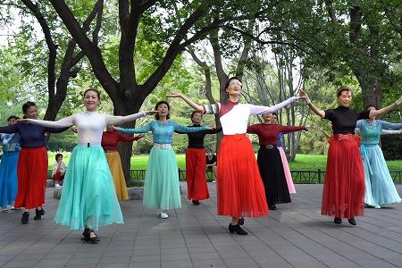 広場ダンスに朗報 周囲の住民からの苦情をなくした「魔法の箱」 zb086f6bb2b85e7c05df6295367acaaff 広場ダンスに朗報 周囲の住民からの苦情をなくした「魔法の箱」