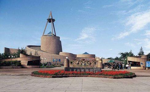 zc059b1c3df78ecad24012004e91decd0 三星堆遺跡で高さ約1メートルの青銅製の祭壇見つかる