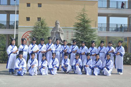 zd98a4bcbd8f3d4c1ac9d6c2dddc0dbfc 毎週木曜日に「漢服登校デー」を設けた河北省石家荘市の小学校