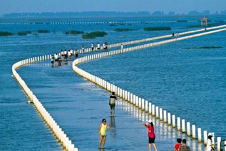 zef8a6b7b7e279a8a59f6ecfa2f8a8c7b po陽湖畔に「期間限定」の「水上道路」現る　江西省