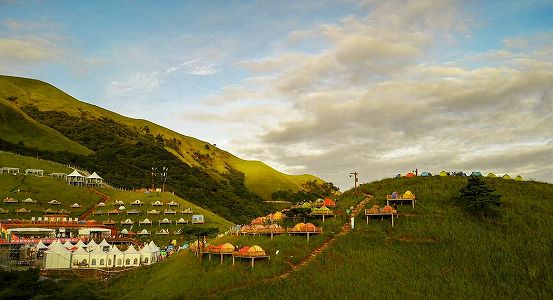 z05f1a3bcbcf2aededda6684f048a4a9d 武功山の日の出と居並ぶテント　江西省