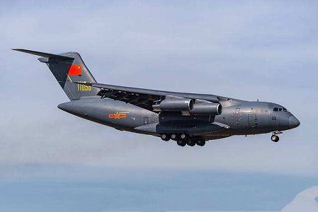 z6b3d676d75a7e5d78930d25b39de9a5c 空軍の大型輸送機「運 20」に乗って大学に降り立ち入学手続き