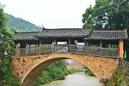 z9b1c40898f89fa0906f36b6d4e26276c 様々なデザインの木製屋根付橋　福建省寧徳市