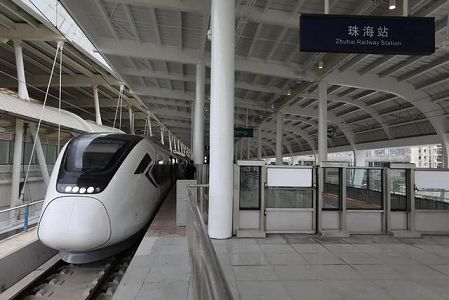 z2e25d222406cb0a4d461c379b0b1312a 中国初の鉄道道路同一平面の複数タワー斜張橋が閉合