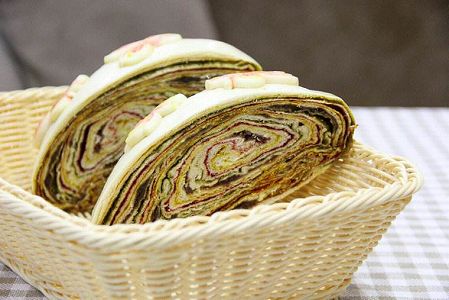 z2e7da576e9d031130b0cbab85b6578fb 皮が破れるほど餡たっぷり！蘭州伝統の「千層月餅」　甘粛省