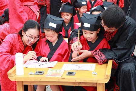 z4ffd19e08e1a22b8d2dc011bf4245746 伝統儀式「開筆礼」で新学期をスタート　安徽省淮北市