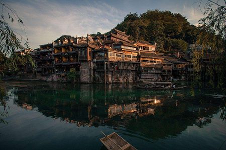 z51705045e0b22912d2cc1202730c505d 伝統住居「吊脚楼」と初秋の水田　湖北省