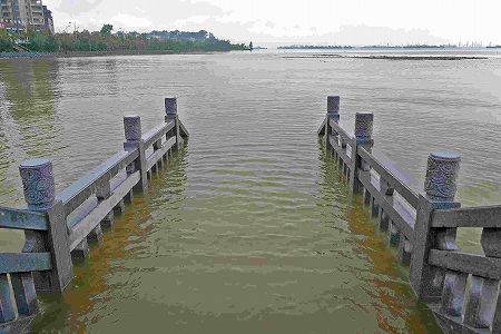 z7734e6c13cb49f7fc1f8fa9dafea807a po陽湖が渇水期に突入　喫水4.5M以上の船舶の夜間進入が禁止に