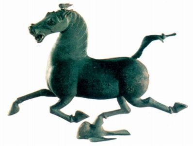 z87e852f16c952494c9e113e7fac41005 伝統文化好きの若者の美意識とマッチ？着ぐるみの「銅奔馬」登場