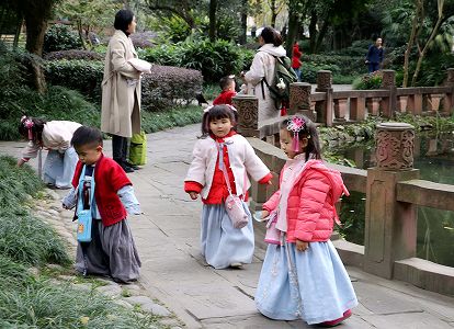 za11b40cb222a69b22301ab94bfd218ff 器用なママが手作りした漢服はコスパもバッチリ！　広西壮族自治区