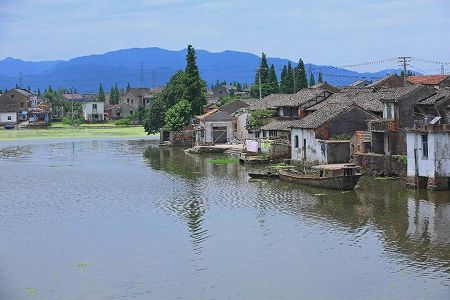 ze4840dbedeb51d1f77ad2181b758a540 台風通過後、「洪水予防の神器」で水遊びや魚観賞を楽しむ市民　