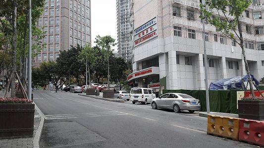 z9ec01243aececb73a939987e1d25ff98 10階建てマンションの屋上に駐車場？　重慶市