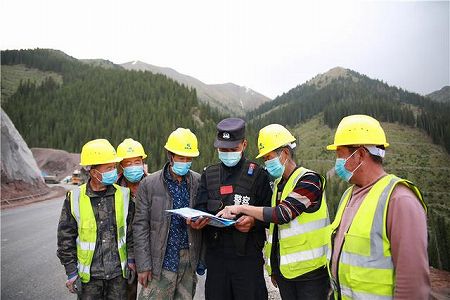 雪上パトロールで国境警備を万全に 新疆維吾爾自治区 z184aa1ede8786ff7265d25d9c276dc58 雪上パトロールで国境警備を万全に 新疆維吾爾自治区