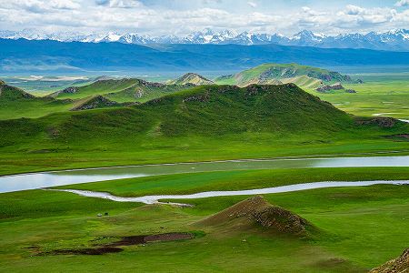 z3594e9df8f7af835c5d96efa98b14788 冬の巴音布魯克草原、一面の銀世界に　新疆維吾爾自治区