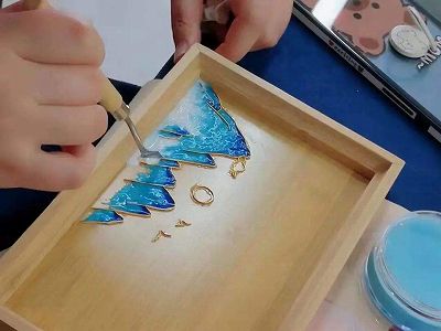 z5717a8151426c3f8036a79457939d520 「qia絲琺瑯」の技術を守り続けて30年以上　蘭州の画家・李海明さん