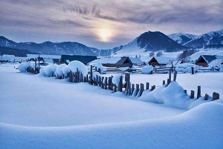 zd85fb191b978da4ecdaa68cd0bdd92ae 禾木景勝地で一メートル以上の積雪、電力会社職員が電線を点検　新彊