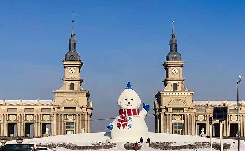 ze87d8fc3065b3c8c4f9beb7ffe1ed248 松花江ほとりに高さ18メートルの巨大雪だるま　黒竜江省