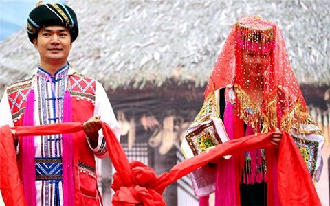 z4d30ab9cfd53ffb9e63fe482ef1c763d 新婦の元に「嫁ぐ」瑶族の男性　広西壮（チワン）族自治区