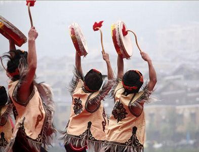 z70e2beafedd81b8abbaf2088fa5a0e30 羌族の無形文化遺産「羊皮鼓舞」を受け継ぐ2歳児　四川省