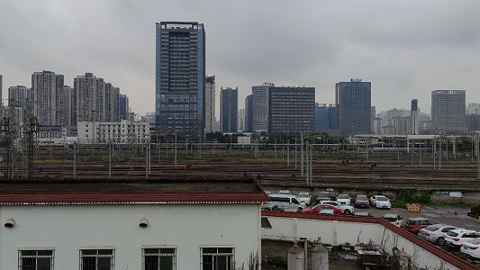 zabeb858c8f0bb045ba7b114bcfe25a15 「移動自習室」が常設されている鈍行列車　重慶市