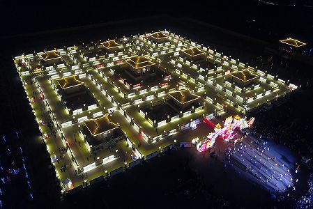 zfc4435776617c848c5b8307ffe6cd265 元宵節を祝う「九曲黄河灯陣」のライトアップ　甘粛省