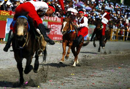 z0d16aecf2fd051db1e73c9265d3bf590 「三月街民族フェスティバル」が開幕　雲南省大理白族自治州