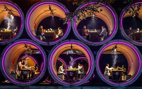 z19559c0fd230fb6dd6bf54650e477fce 鉄筋コンクリート管の中で焼き肉がネットで話題に　重慶市