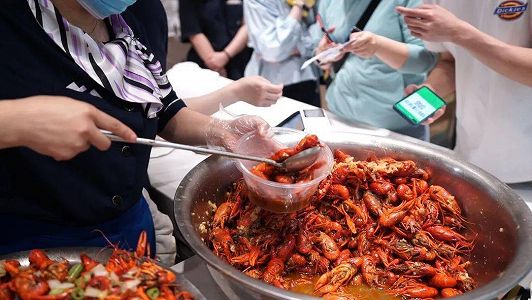 z1f8c1c6dca4b65fa2da7f30bfb920bfa 卒業シーズン迎えた大学でザリガニフェスティバル　江蘇省南京市