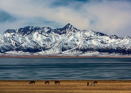 za7c1a8f766b23c9fefcecb969a4e1bd1 「氷の波」が岸に寄せる絶景　新疆維吾爾自治区・賽里木湖