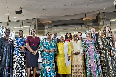 z165dc3c32b5745e936bffc80559fd32a 彭麗媛夫人とOAFLADがアフリカの子供たちの健康のための活動を提案