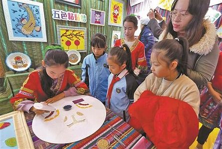 z484c56e306e0600570d0097ac8844b0b 無形文化遺産の技術を学ぶ小学生たち　広西壮族自治