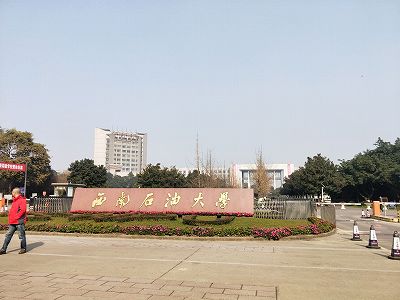 z7e9e1bf7303f28715050ab05ce980b59 四川省の大学が約1.5トンの魚を教員や学生に振る舞う