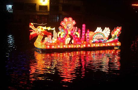 z83429d81bcde5a4e47f5a2b97e92a15b 「竜」に姿を変えた名物の櫓漕ぎ船による水上パレード　浙江省嘉興市