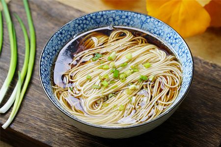 6月21日に二十四節気の10番目「夏至」到来 麺類を食べる風習 zc8baedbc61de17ef278e37b6e982b000 6月21日に二十四節気の10番目「夏至」到来 麺類を食べる風習