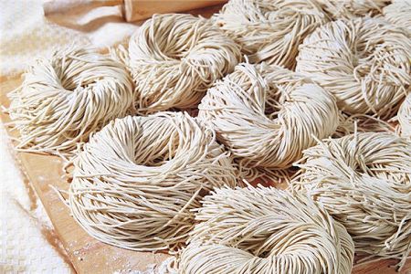 zcd4126cf3f493f0a542881de89246604 伝統的な乾麺制作で富裕の道目指す甘粛省張掖市