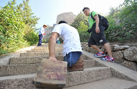両足を失っても自信は失わず、学生たちに講演する陳州さん 山東省 zd01e927d5d71ddcf252b349b6d04a9d9 両足を失っても自信は失わず、学生たちに講演する陳州さん 山東省