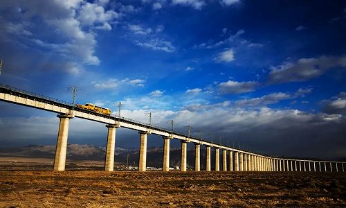 z24e4c9cd3300ac3b4300079137e353eb 青蔵鉄道西格区間を走行する「復興号」乗務員の制服を一新