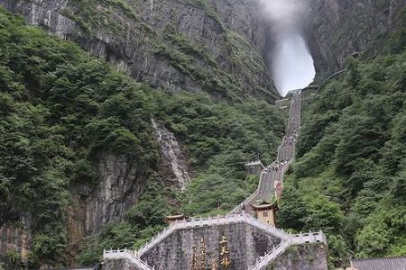 z341b7c1a833aadce21e023ac92c40d80 第2回天門山「雲縦天梯」パルクール大会が開催　湖南省張家界市